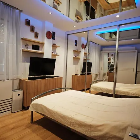 House Of Mirrors Apartmán *