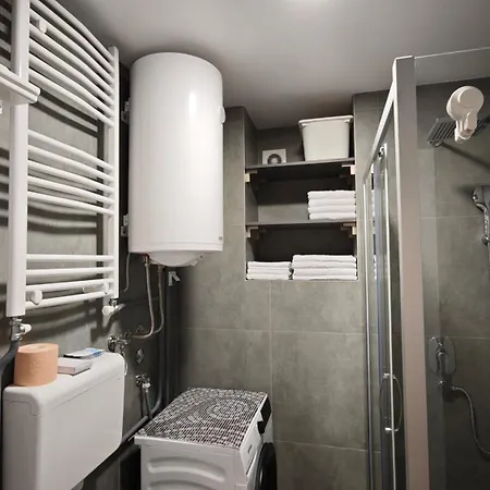 House Of Mirrors Βελιγράδι